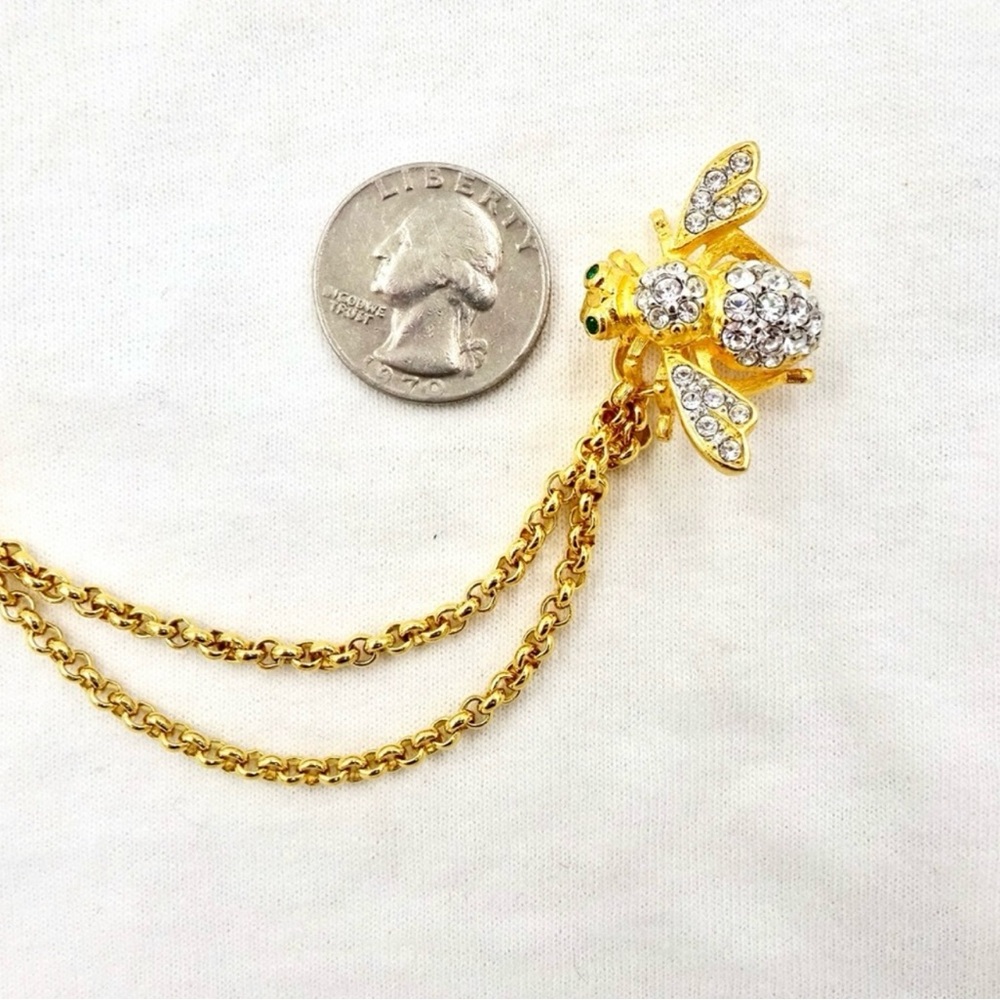 Vintage Joan Rivers Classic Collection gold tone double bee brooch with chain. - Picture 7 of 10